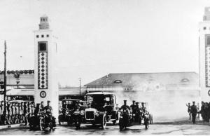 水戸駅から茨城県庁に向かう昭和天皇（昭和4年）